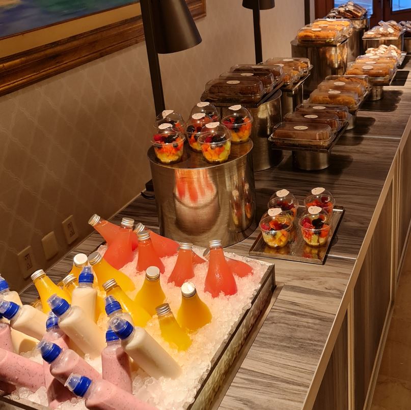 Drinks and food in a hotel buffet.