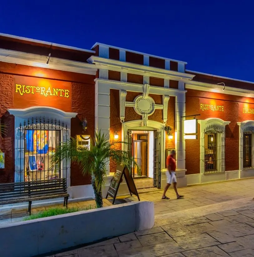 Los Cabos restaurant scene at night