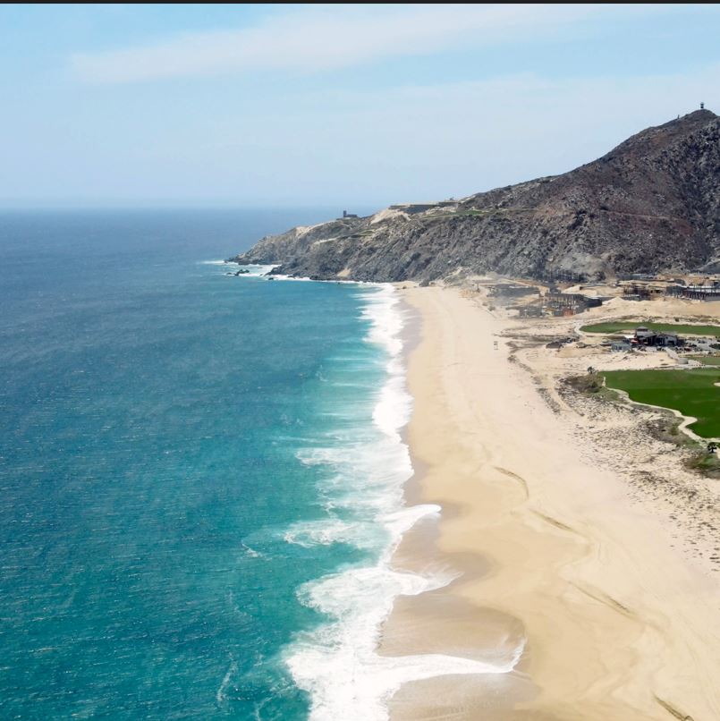 Beach in Los Cabos with long coastline and mountains