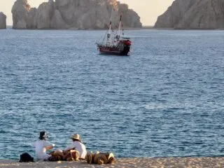 Large Fight Breaks Out On Popular Beach In Los Cabos