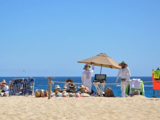 Los Cabos Official Beach Vendors Will Now Wear Uniform To Help Protect Tourists From Scams