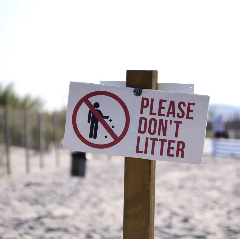 Please Don't Litter sign on the beach