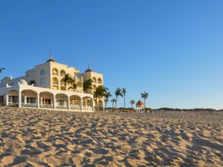 These Are All The U.S. Cities With Direct Flights To Los Cabos This Winter 