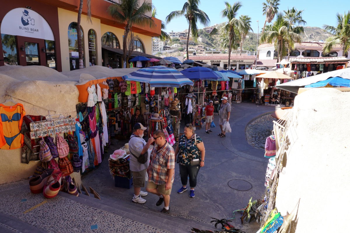 Travelers buying items on sale in Los Cabos