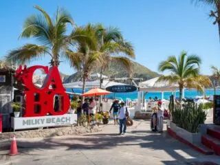 These 8 Los Cabos Beaches Are The Most Crowded With Vendors