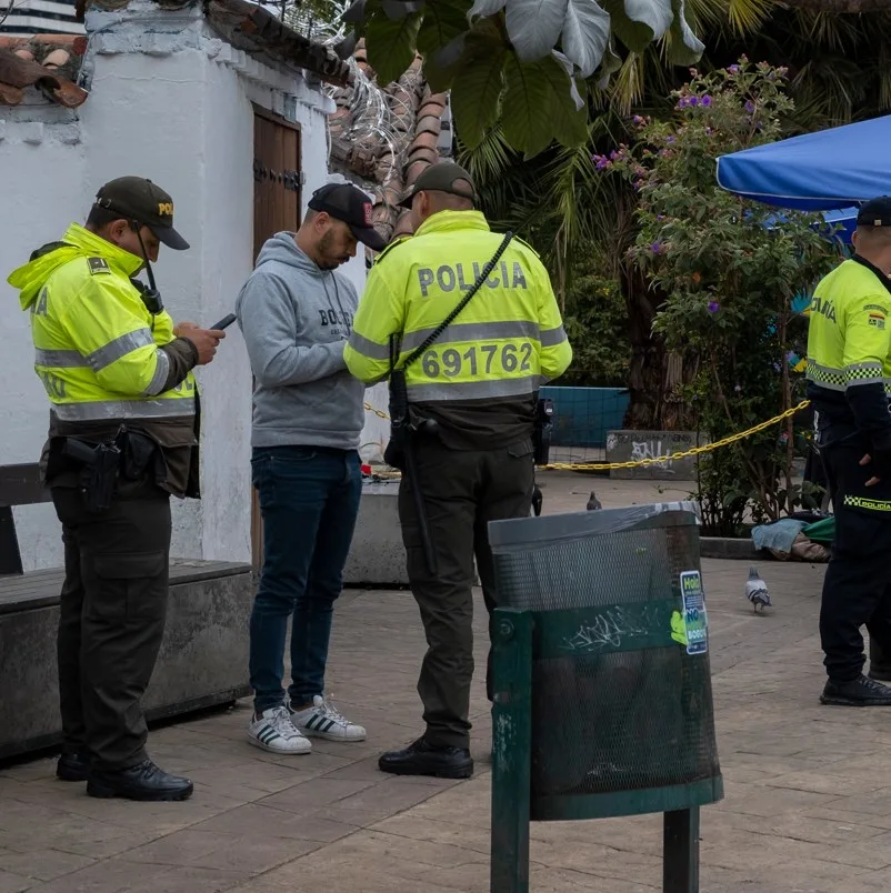 Police questioning a victim in Mexico