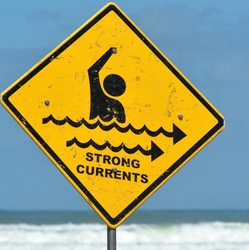 Strong currents sign in front of ocean