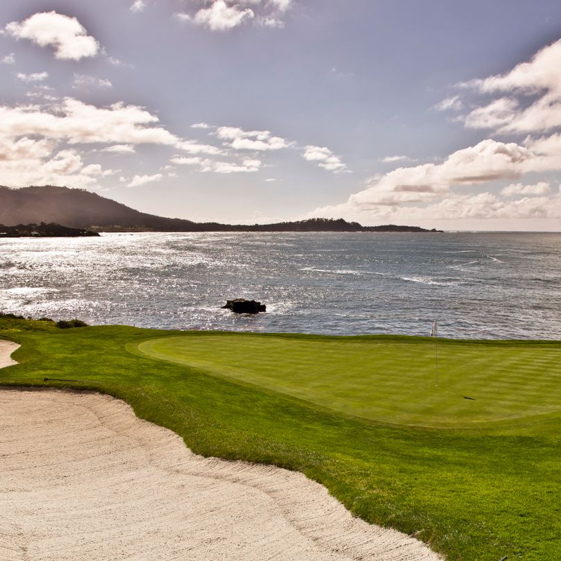 Golf-course-overlooking-the-Pacific-Ocean