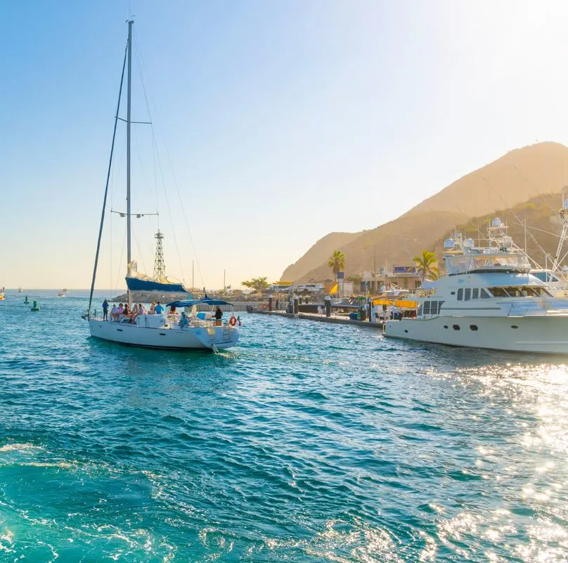 Turistas en lanchas en Los Cabos