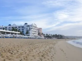 Los Cabos Tourists Warned Of Painful Beach Hazard On Most Popular Beach