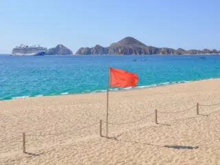 Los Cabos Tourists Urged Not Ignore Beach Flags As Dangerous Beach Conditions Expected To Continue