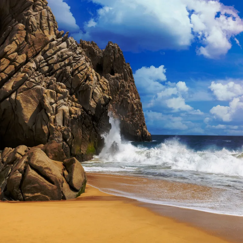 High waves hitting the rocky shores of Los Cabos