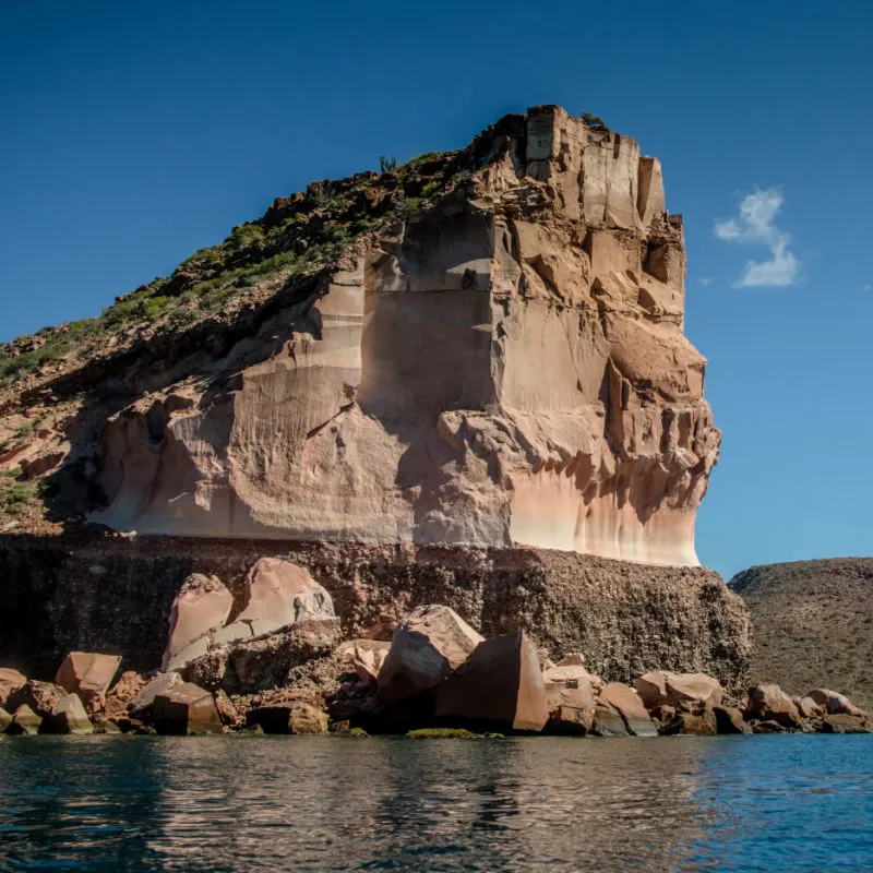 isla espíritu santo cliffs