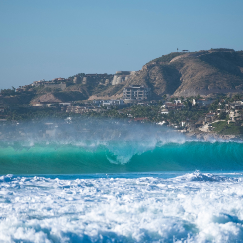 Homes on the coast in San Juan de Los Cabos and big waves