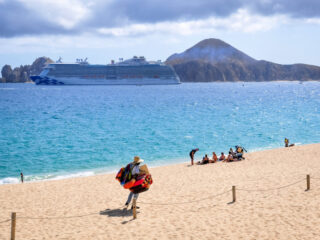 Los Cabos To Crack Down On Beach Vendors This High Season