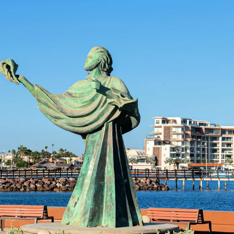 A statue in la paz