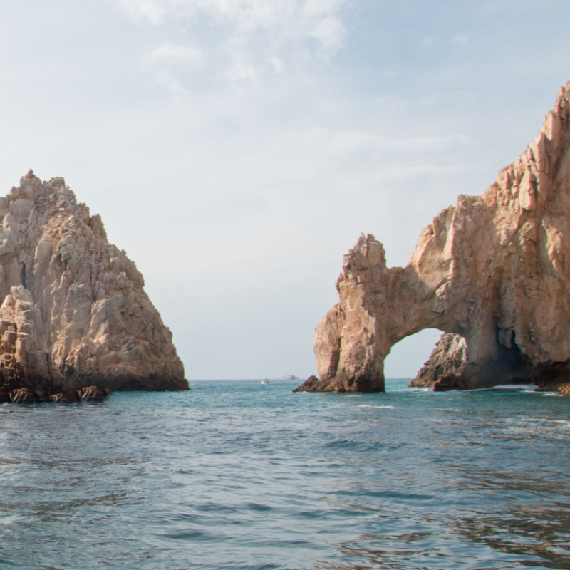 Los Cabos' Arch on a sunny day with calm sea