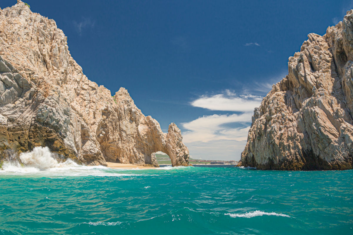 Los Cabos Arch seen from the sea on a sunny day