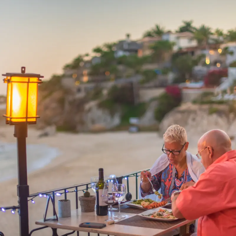 couple eating in san jose del cabo