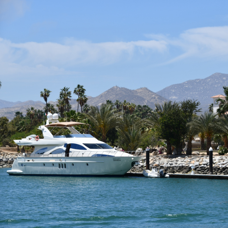 Boat approaching the shore of Los Cabos
