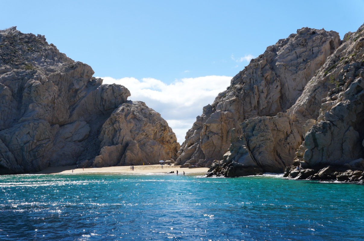 Stunning-beach-in-Los-Cabos-on-a-sunny-day