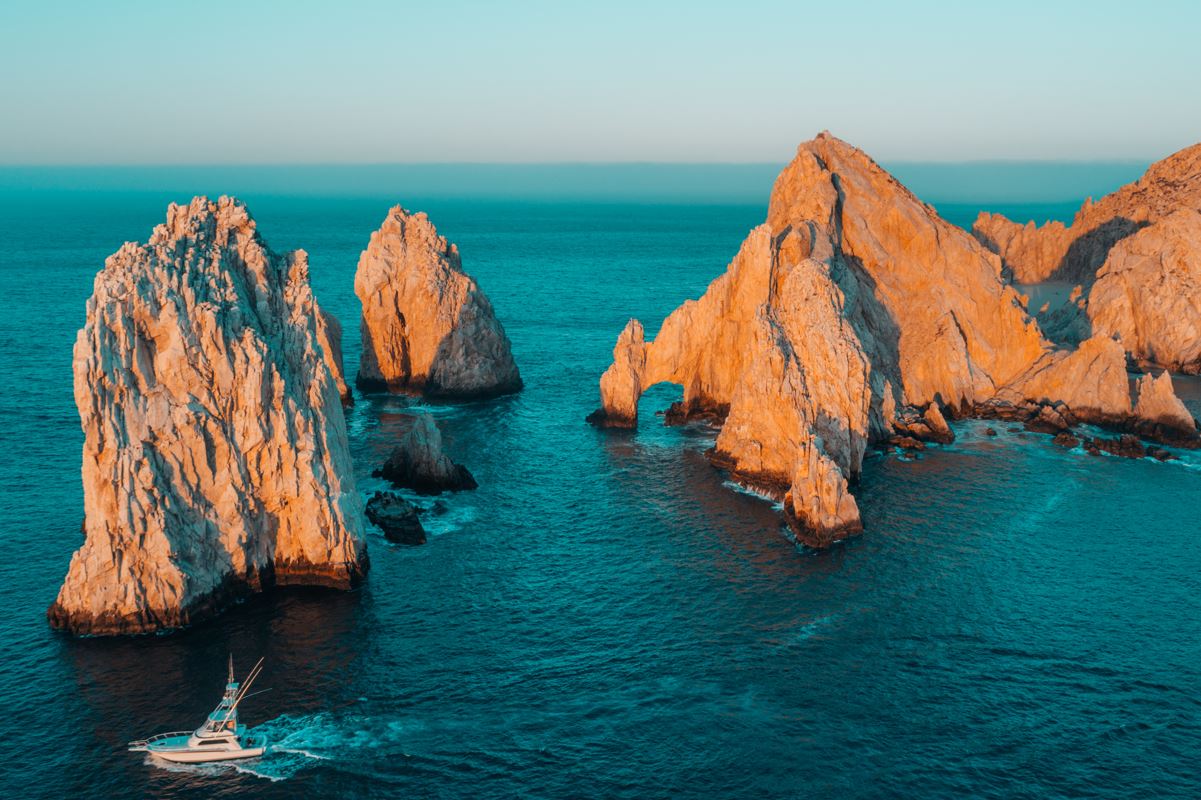 The arch at Cabo san lucas at dusk