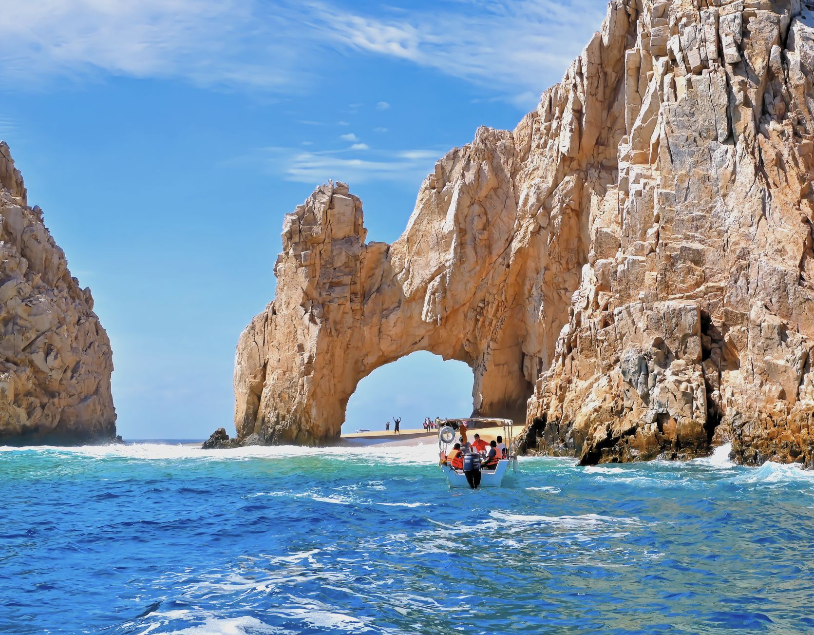 Los Cabos Arch with tourists