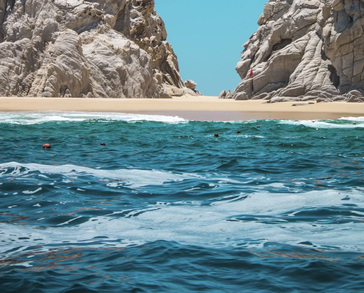 Waves red flagg Cabo Arch