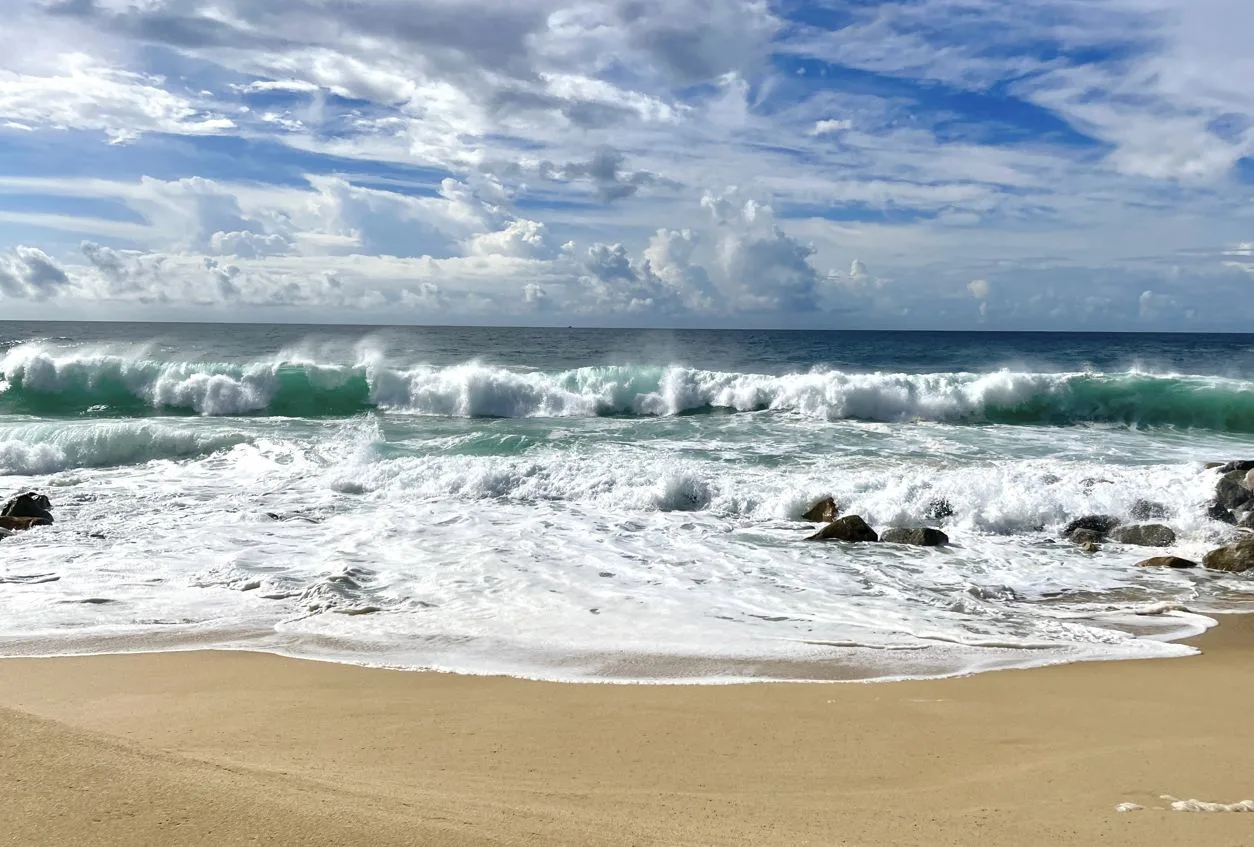 Cabo Beach Alert! Waves Up To 9 Feet High According To National Hurricane Center