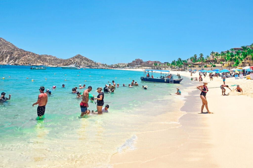 Vendors Sellers Medano beach Tourists ocean Umbrellas-2 (1)