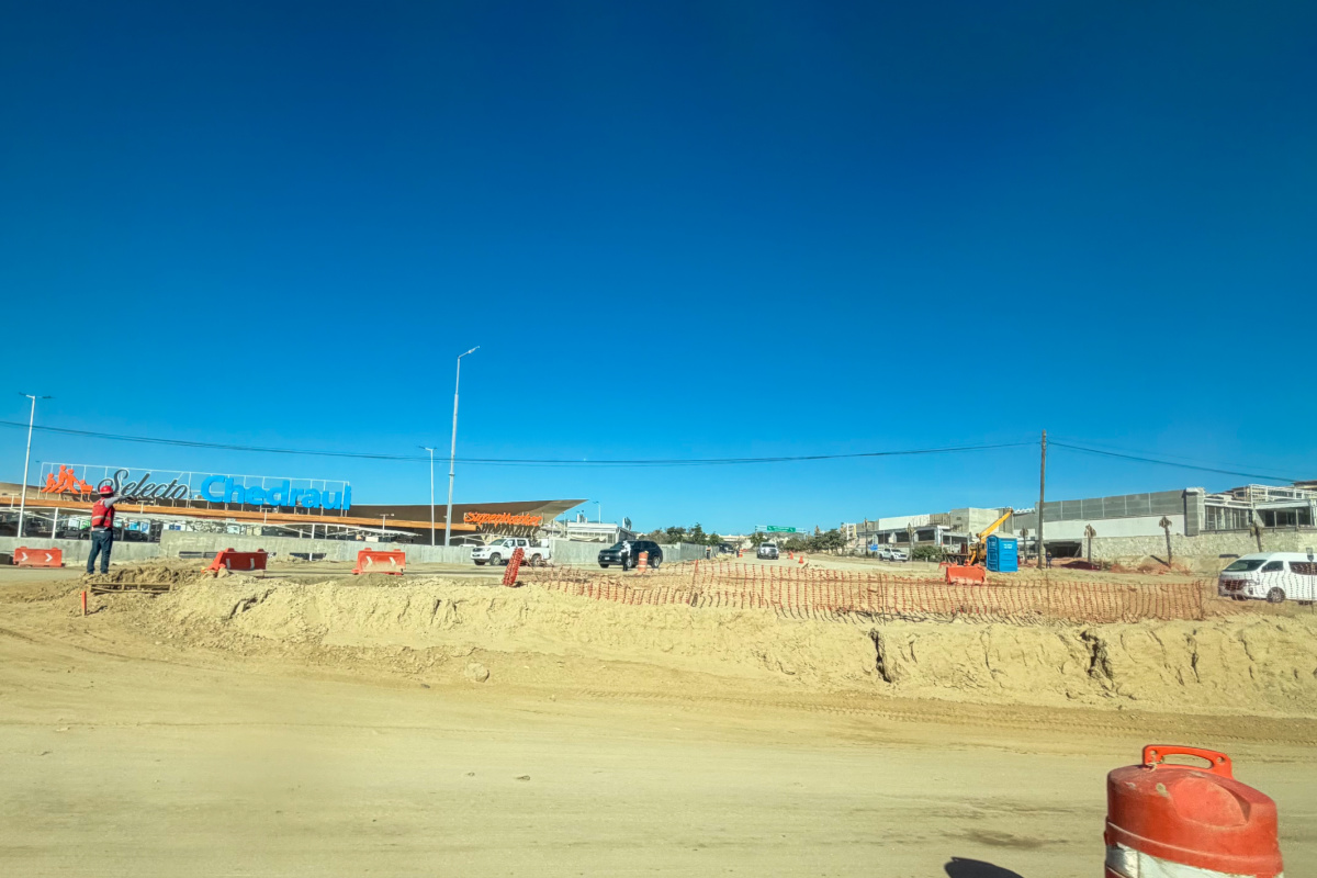 Traffic at the Los Cabos FONATUR Roundabout during construction October 29, 2025