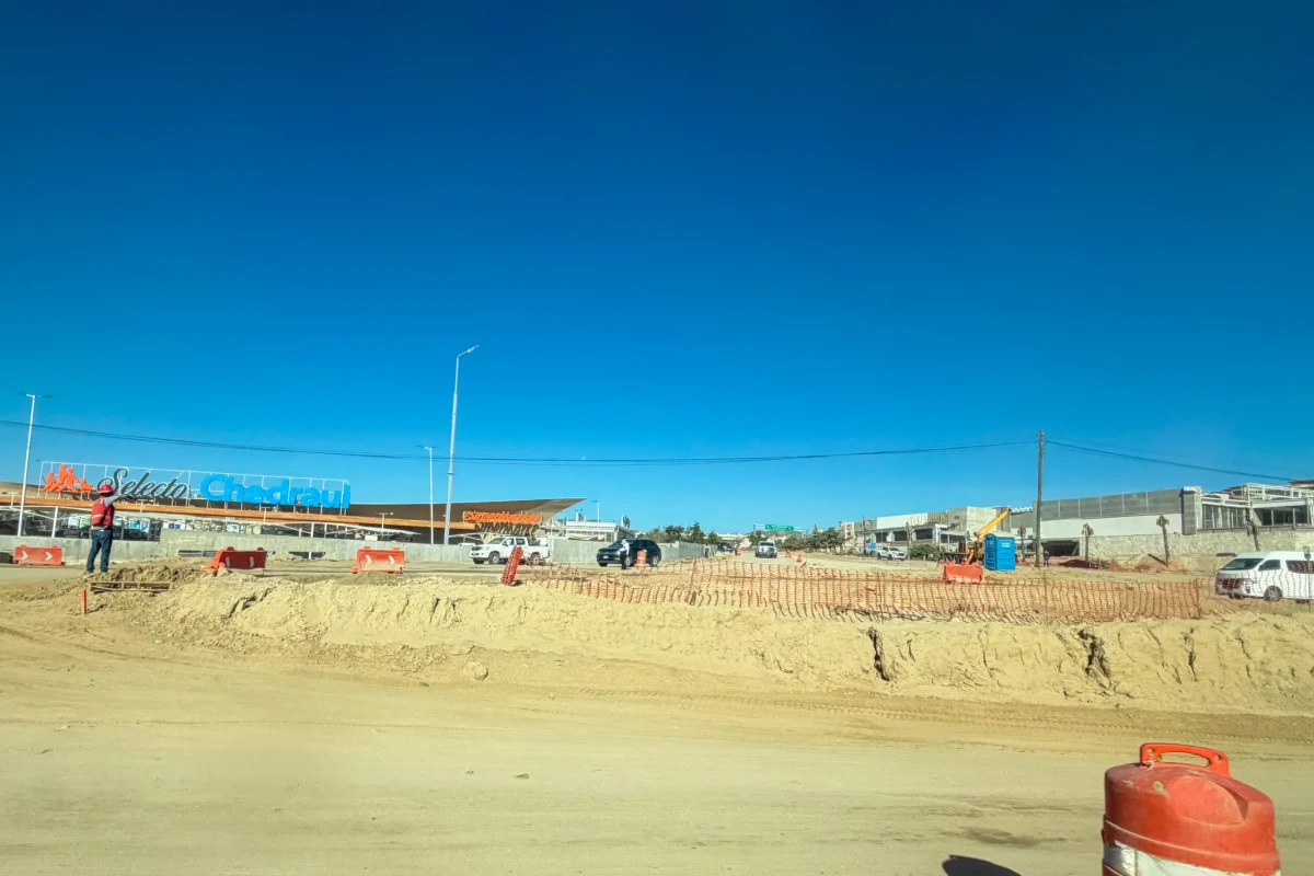 Traffic at the Los Cabos FONATUR Roundabout during construction October 29, 2025