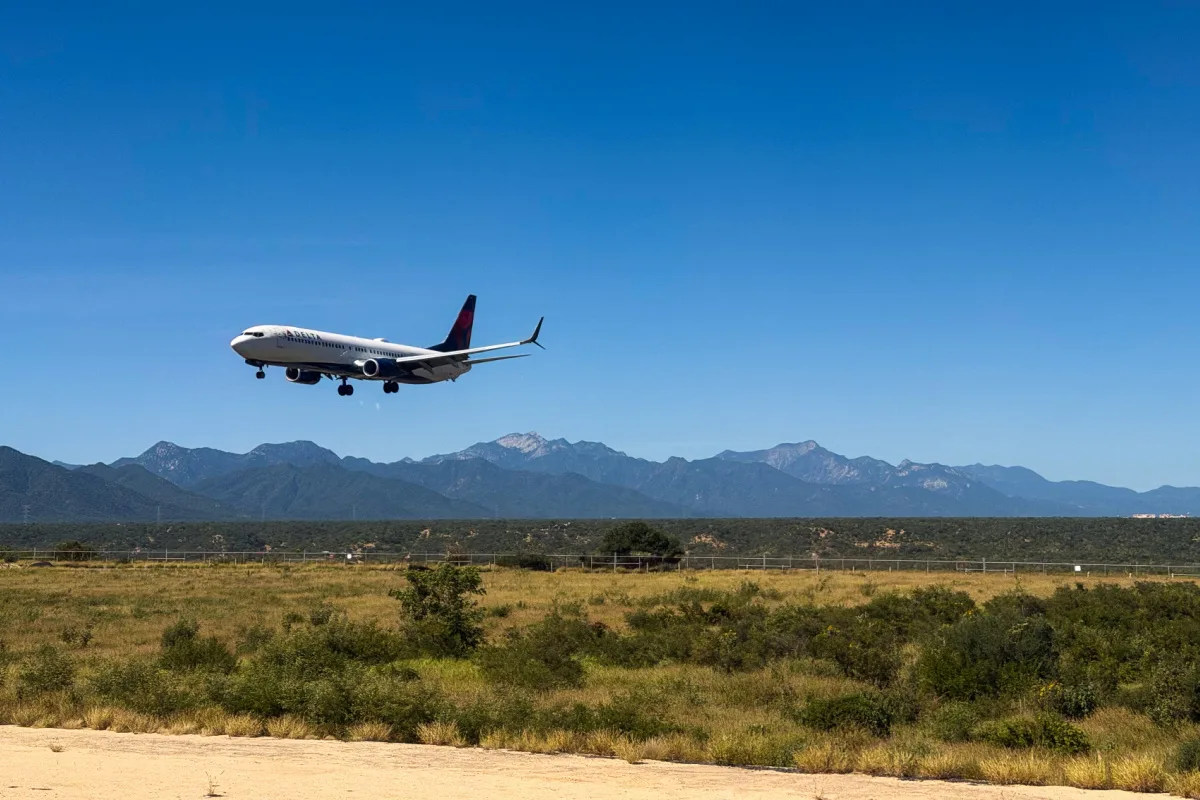 Delta plane coming in for a landing at Los Cabos International Airport