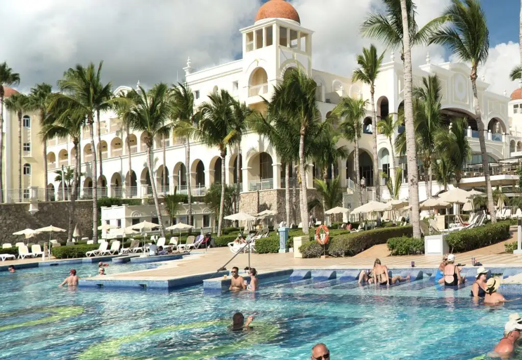 This Is How Much Cash You Should Bring To Cabo If You&rsquo;re Staying At An All-Inclusive