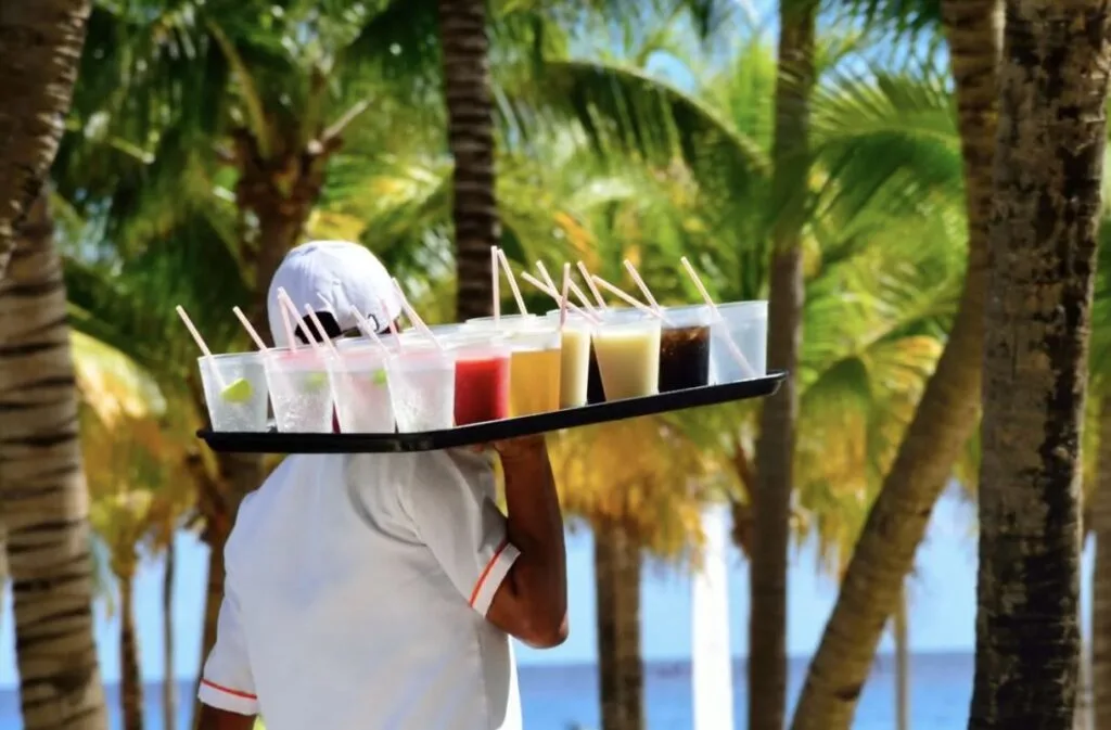 Cabo server with drinks