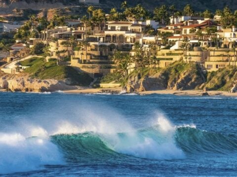 Tourists Visiting Los Warned To Be Cautious On All Beaches Due To Large Swells