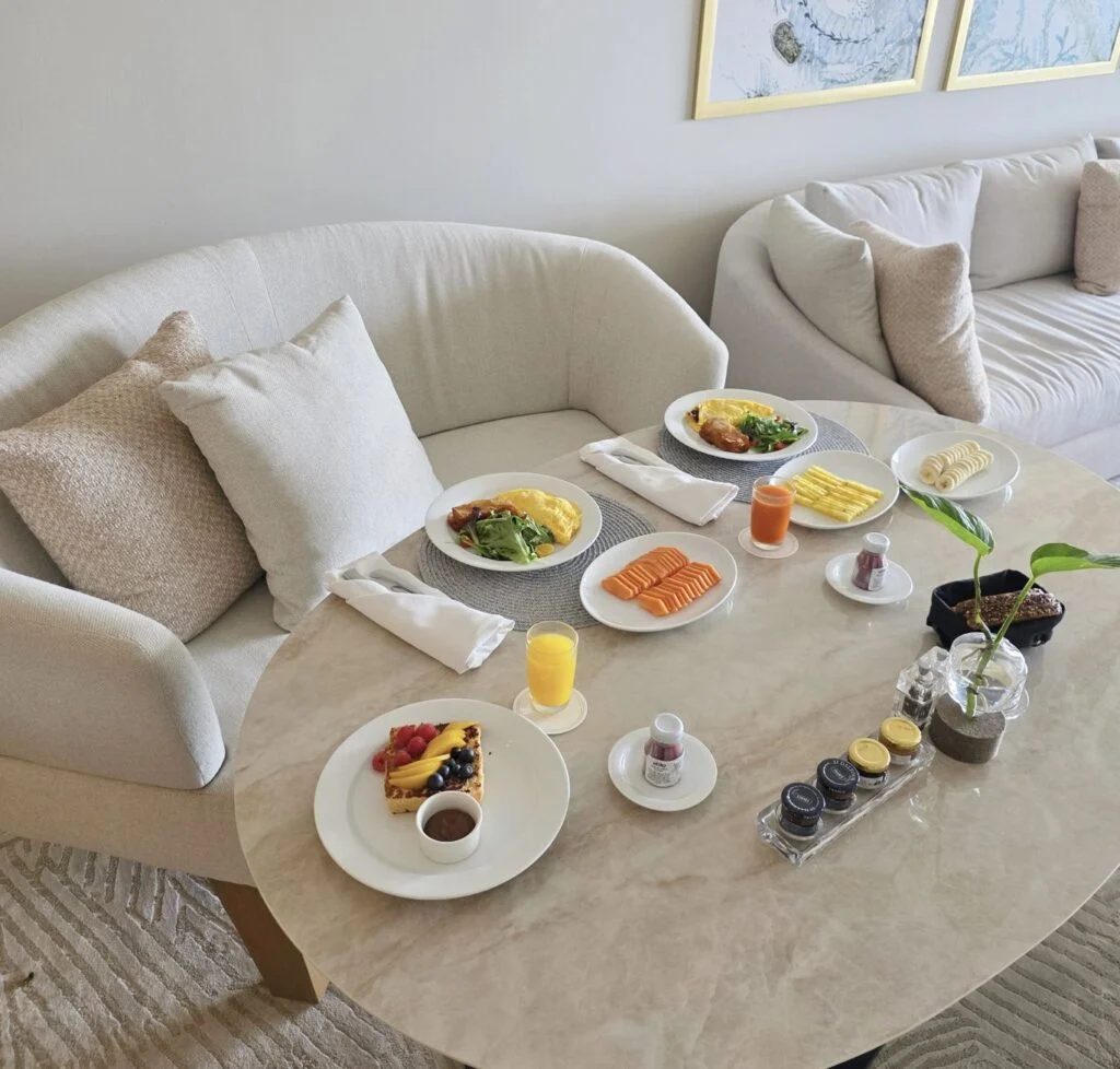 Breakfast-room-service-at-Grand-Velas-Boutique-Hotel-Los-Cabos-1024x978