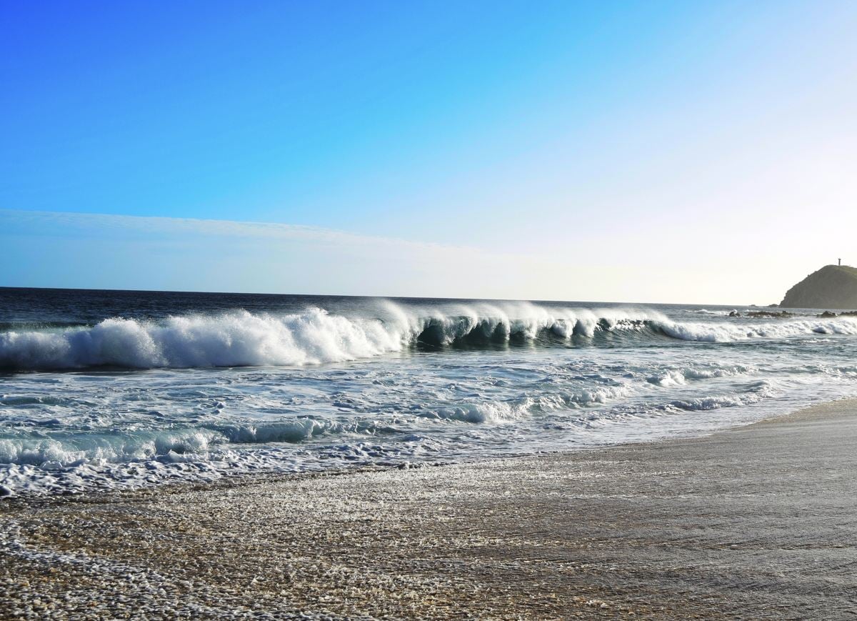 Los Cabos Authorities Remind Tourists To Follow Beach Flags Amid Dangerous Swells
