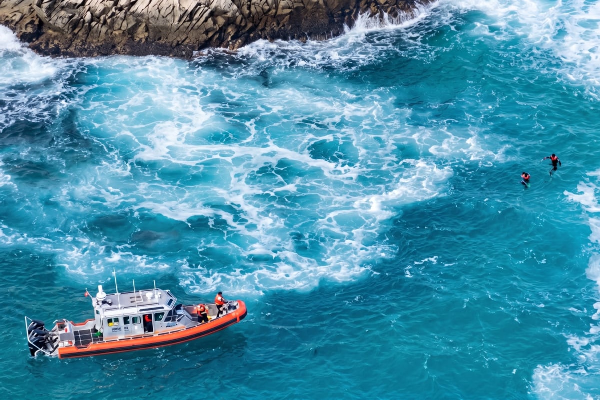 2 men being rescued near the Cabo Arch