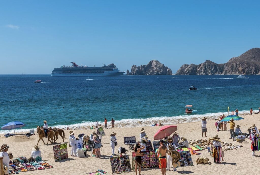 Los Cabos Authorities Ask Tourists Not To Buy From These 3 Types Of Beach Vendors