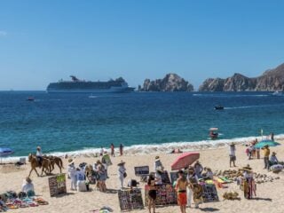 Los Cabos Authorities Ask Tourists Not To Buy From These 3 Types Of Beach Vendors